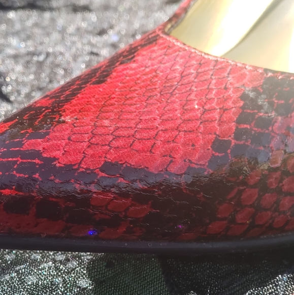 Red/Black Snake Skin Pointed Heels - Picture 3 of 13